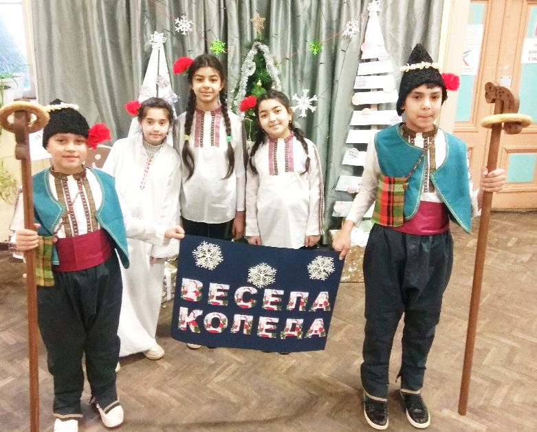 Възраждаме коледуването в ОУ "Гео Милев", малки коледари огласиха с песни и веселие училището - ОУ Гео Милев - Пловдив