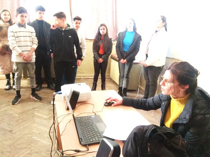 Честваме патронния празник на училището с поетичен рецитал, изложба и турнир по тенис - ОУ Гео Милев - Пловдив