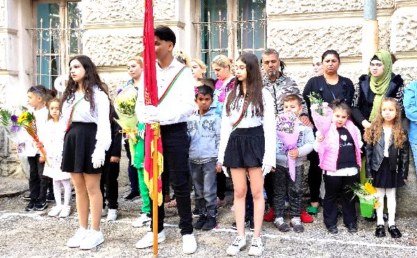 Зам.-кмет гостува на ОУ "Гео Милев" за откриване на новата учебна година, директорът даде на първокласниците ключ на знанието - ОУ Гео Милев - Пловдив